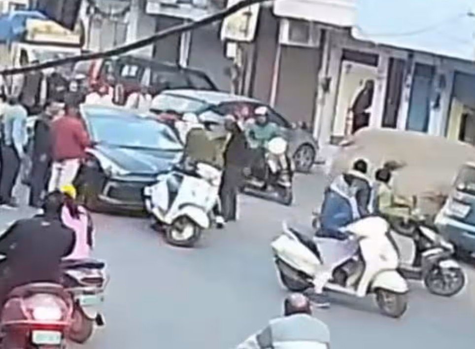Gwalior-Kindnap-News-2026-01-050971e27f9ed43cc7c3af7bc3c32cec-3x2 Masked Men Intercept Car